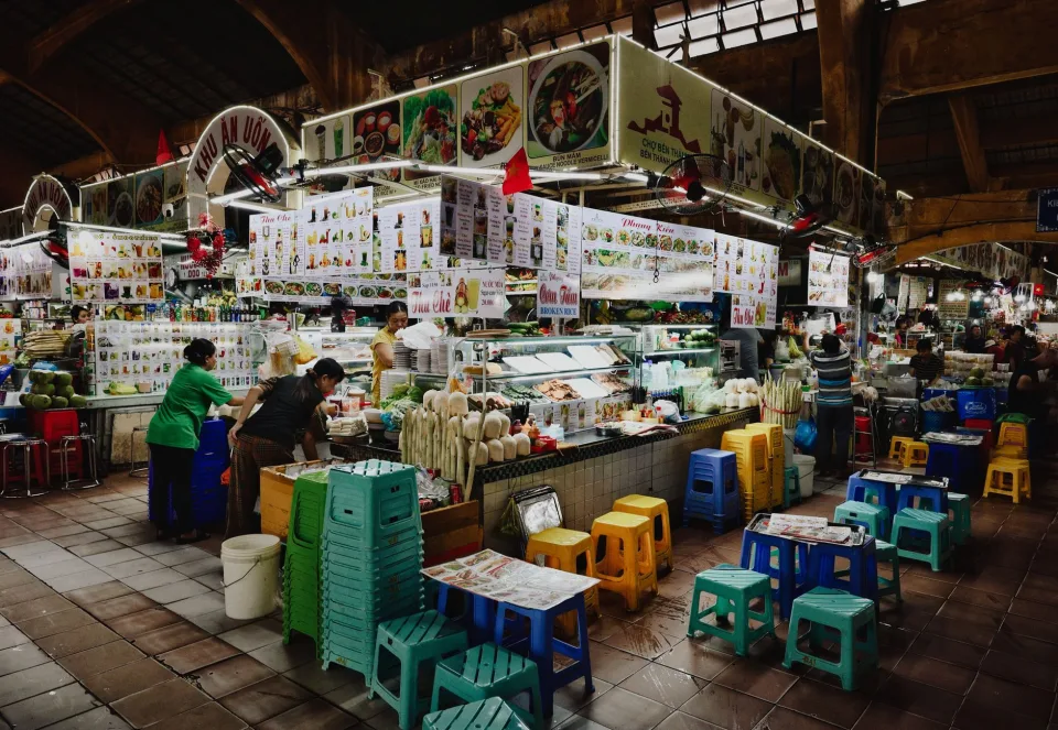 Bàn ngồi trong quán