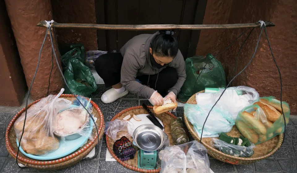 Kệ bánh và đồ ăn kèm